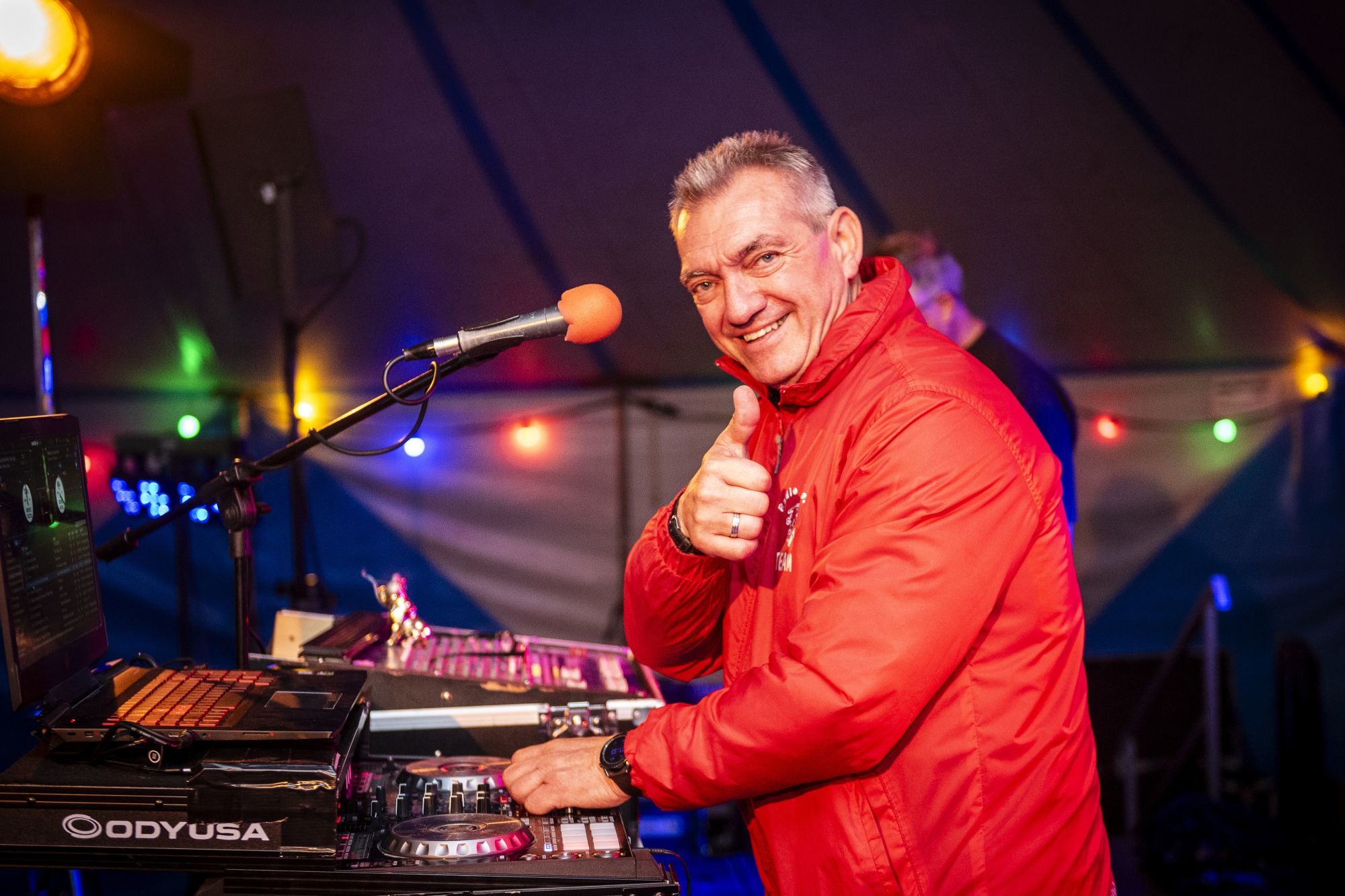 Dj Danny Van Tichelen draait plaatjes in de feesttent tijdens de Vredesfeesten.